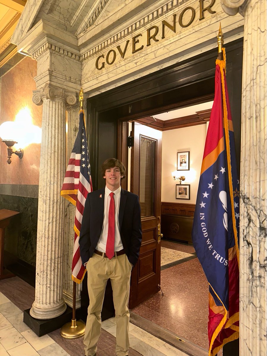 tupeloschools's tweet photo. Walker Tate, a junior at ⁦@TupeloHigh⁩, is paging for ⁦@tatereeves⁩ this week. What a great experience ... #TPSD https://t.co/zpR2YZ1Lbq