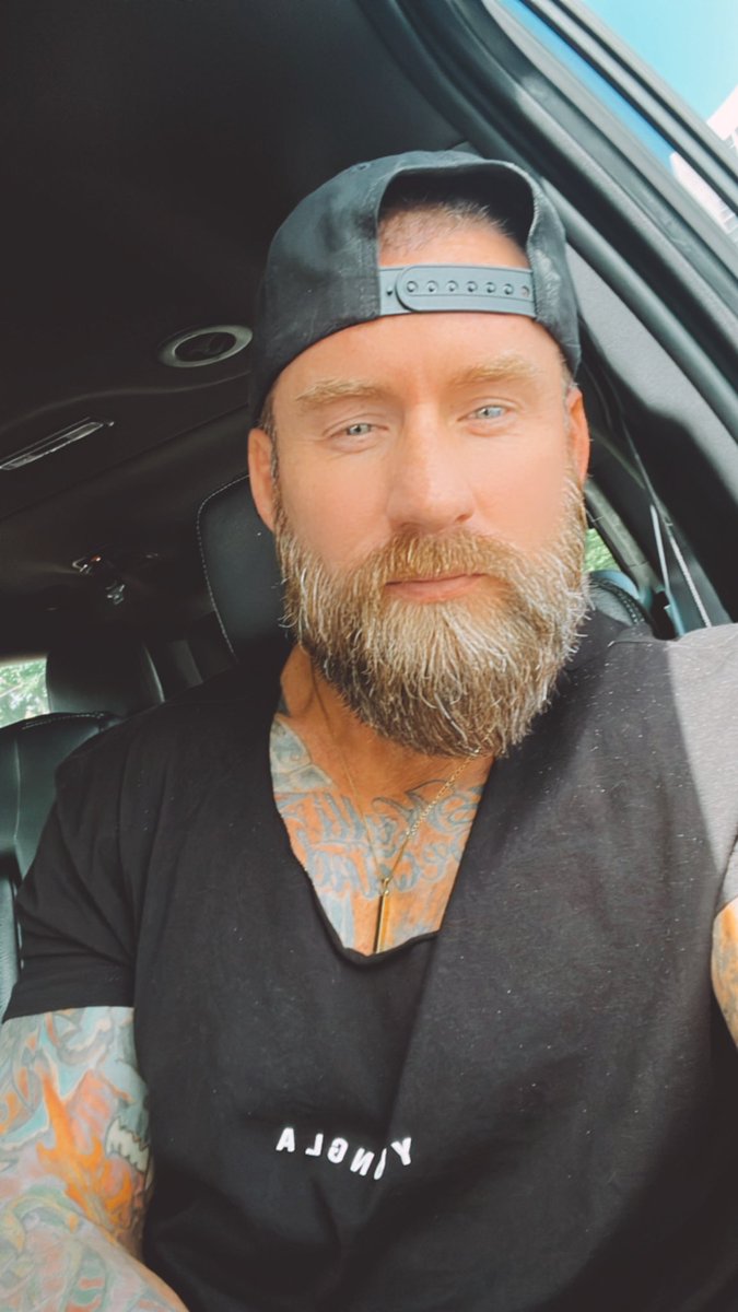 Jhopkins1986's tweet photo. The streets not for me, I like to cuddle and shit. 😩 

RT if you want me to be big spoon. 🥄 

https://t.co/5q04gHSTyk https://t.co/dFS81jEvKi