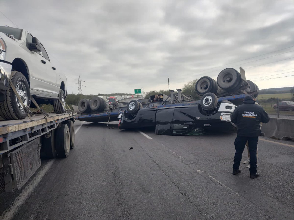 BAEZCESAR1's tweet photo. Cerrada carretera #CiudadVictoria a Monterrey en sentido sur-norte por volcadura de trailer…a la altura del km 122 en inmediaciones de comunidad Las Morenitas, municipio de Mainero, Tamaulipas… https://t.co/wfwfRTMaw4