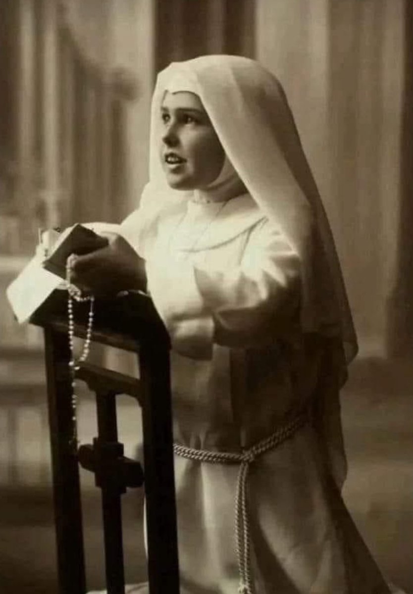 adoremuste's tweet photo. THE GIRL WHO DIES OF LOVE FOR JESUS EUCHARIST

In 1331, when she was only 8 years old, according to the custom of the time, Imelda entered the convent. At the age of 10, she received the habit of a Dominican nun. Although she was so young, she was an exemplary nun in the activities of religious life. However, she was somewhat intrigued by the fact that people received Holy Communion and continued to live.

Since Imelda was not old enough to take communion, she used to ask the nuns: "Sister, the lady took communion with Jesus and didn't she die?" The nuns responded scared: What is that, girl, why die? The little nun responded: "How can the lady receive Jesus in communion, and not die of love and so much happiness?"

It happened that in the early morning of May 12, 1333, the eve of the Sunday of the Ascension of the Lord, Imelda was at Holy Mass and could no longer stand her desire to take communion. He was wondering: "If Jesus commanded the children to come to Him, why can't I take communion?"

The priest had already finished giving Holy Communion to the nuns when everyone saw: a host came out of heaven and flew through the chapel. It stopped over Imelda's head. The priest then understood that it was time to take communion. Upon receiving the Holy Eucharist, Imelda placed herself in deep adoration.

After hours of prayer, the Mother Superior went to the nun and said: "Okay, Sister Imelda, I already adore Jesus enough, we can continue. Let's go to the other activities of the convent." Imelda, however, remained motionless. After the Superior's insistence, nothing happened.

It was then that the Mother lovingly picked up Imelda and she fell into her arms. Imelda had died during her First Communion. Little great Imelda's inquiry was fulfilled: How can someone receive Jesus in Holy Communion and not die of happiness? At 11 years old, Imelda died of love and happiness for having received Jesus!

The body of Blessed Imelda Lambertini is found incorrupt, in Bologna, Italy. Pope Saint Pius X proclaimed her patron saint of children who are going to make their First Communion. 💕