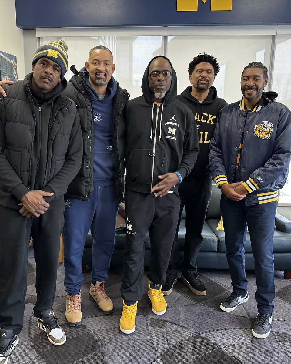 theScore's tweet photo. The Fab 5 reunites!! 👏

(📸: @JalenRose) https://t.co/aKhSksn9lA