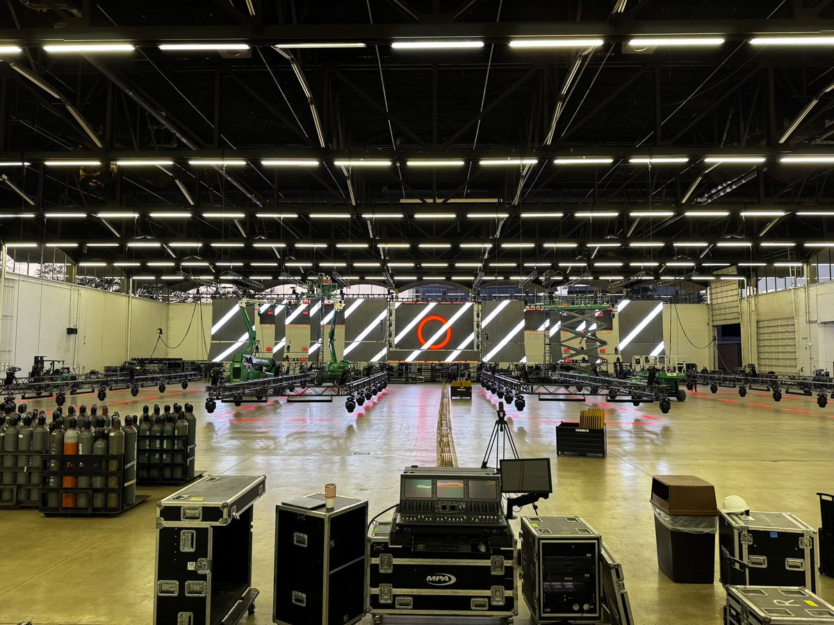 PigeonJacob's tweet photo. Some photos of our recent New Years show featuring Skrillex headlining night 1🔬🖍️🩸 https://t.co/cNP7myv6oJ