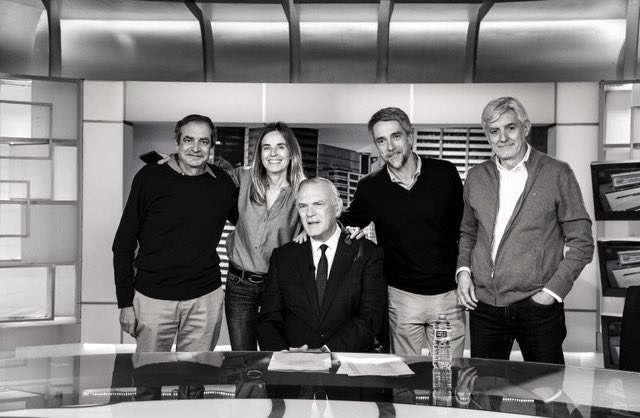 viglesiasphoto's tweet photo. Nueva etapa en  Informativos Telecinco. El relevo de Pedro Piqueras a @cfranganillo  y el
guiño de Carlos a Pedro.
Singapur sigue viva 😉. 
¡¡¡ Enhorabuena Carlos!!!
#victoriaiglesias https://t.co/ZjrToGSHA9