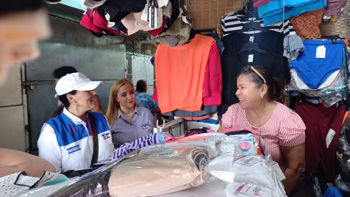 sector_comercio's tweet photo. Esta mañana nuestra candidata a la Vice Presidencia @hilcia2024 Visito y converso con los usuarios del Mercado San Miguelito 
#VotaSinMiedo #4deFebrero TRIUNFO NACIONALISTA VOTA POR ARENA. https://t.co/d0mQDUZZdT