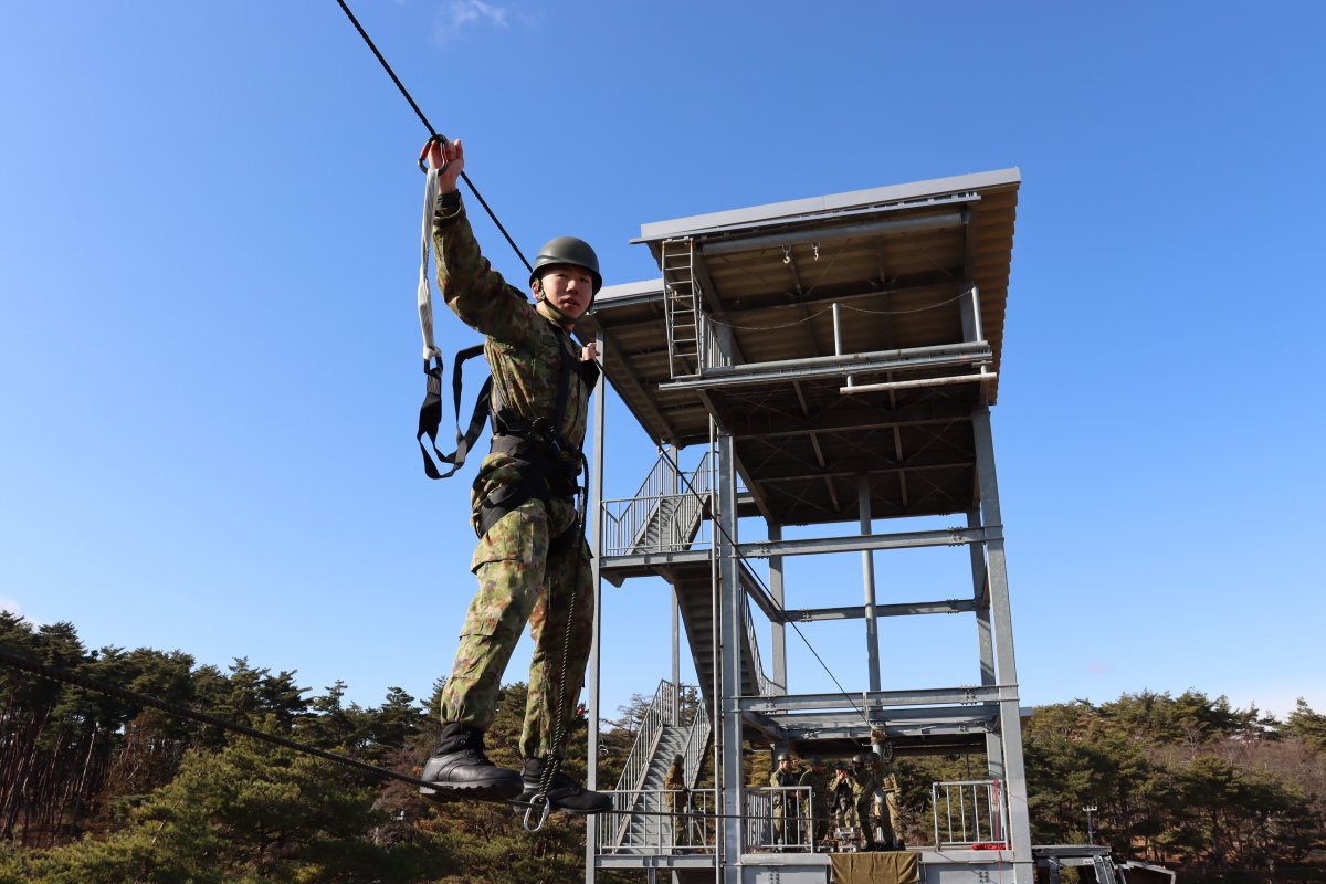 #第２２即応機動連隊 本部管理中隊は、令和６年訓練始めを行いました。訓練は、野外炊事（豚汁）及び高所のロープ訓練を実施した他、年男と今年２０歳になる隊員がそれぞれ新年の抱負などを述べて、中隊一丸となり新年に向け弾みをつけました。