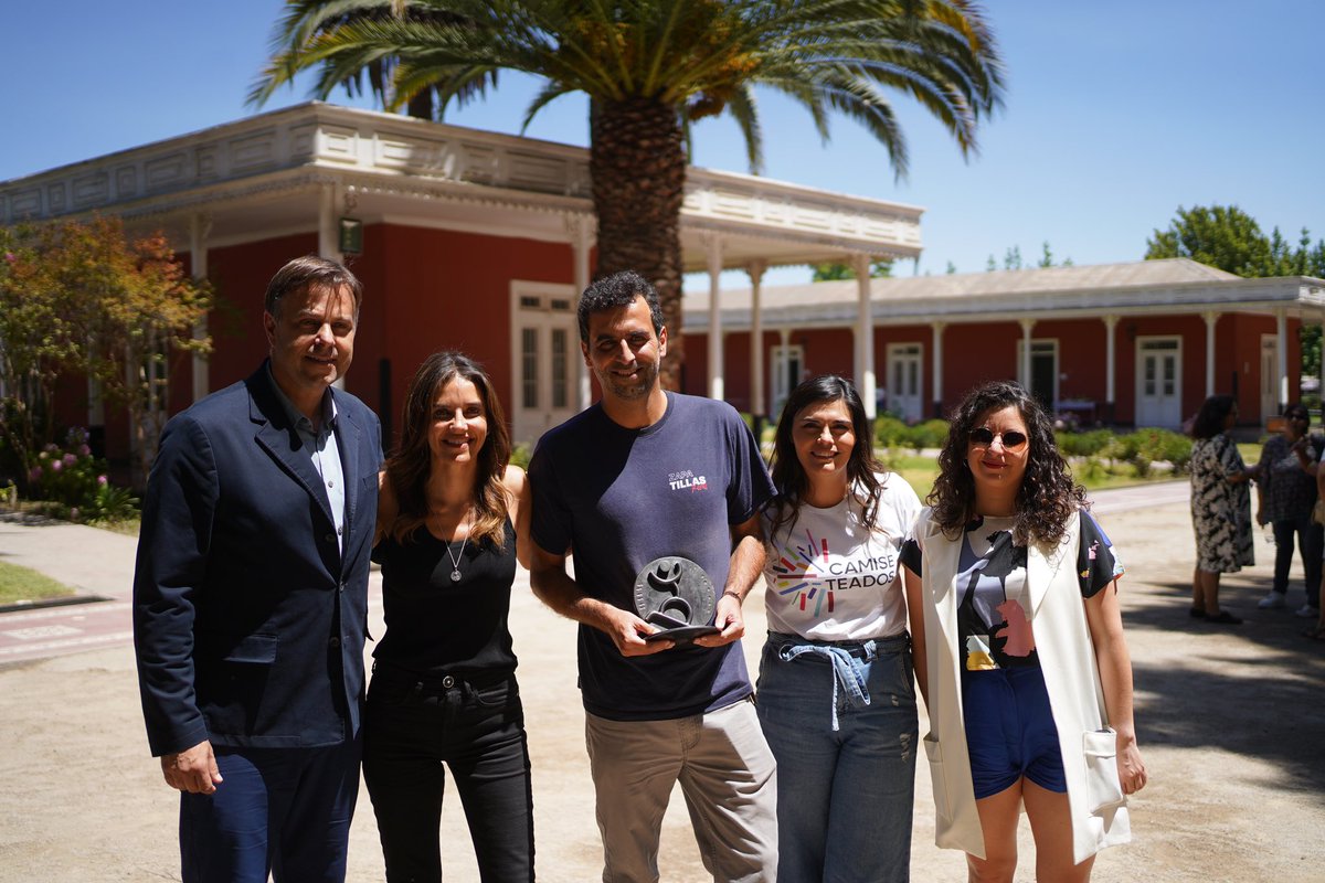 Hoy acompañamos a <a href="/Camiseteados/">Camiseteados</a> en la entrega a 16 personas el premio por haber sido agentes de cambio en diferentes ámbitos en Chile durante 2023.