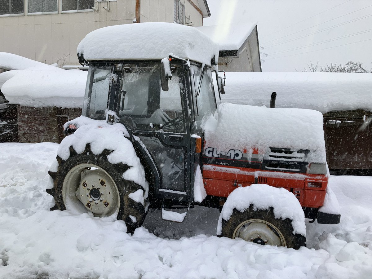 noukasan_akita's tweet photo. おはようございます。⛄️⛄️
昨晩から大雪ですが、本日も元気に営業しております。
クボタトラクターGL40もご覧の様子で、ローダーで引っ張りました。💦💦
除雪機たくさんありますので、ご来店下さいませ。お待ちしております。
#農家さんの味方
#農家さんの味方秋田本店
#除雪機
#GL40
#クボタ
#雪対策 https://t.co/dUfHRI14vB