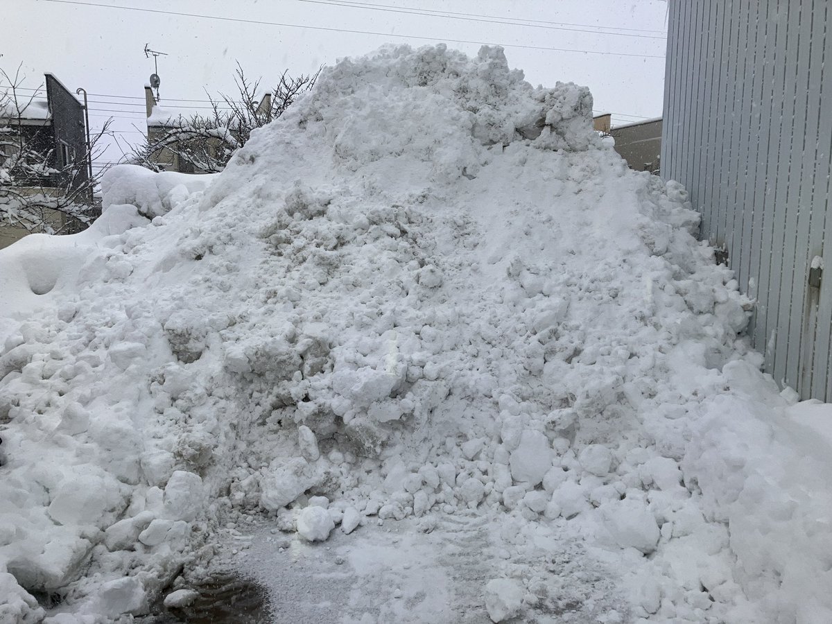 noukasan_akita's tweet photo. おはようございます。⛄️⛄️
昨晩から大雪ですが、本日も元気に営業しております。
クボタトラクターGL40もご覧の様子で、ローダーで引っ張りました。💦💦
除雪機たくさんありますので、ご来店下さいませ。お待ちしております。
#農家さんの味方
#農家さんの味方秋田本店
#除雪機
#GL40
#クボタ
#雪対策 https://t.co/dUfHRI14vB