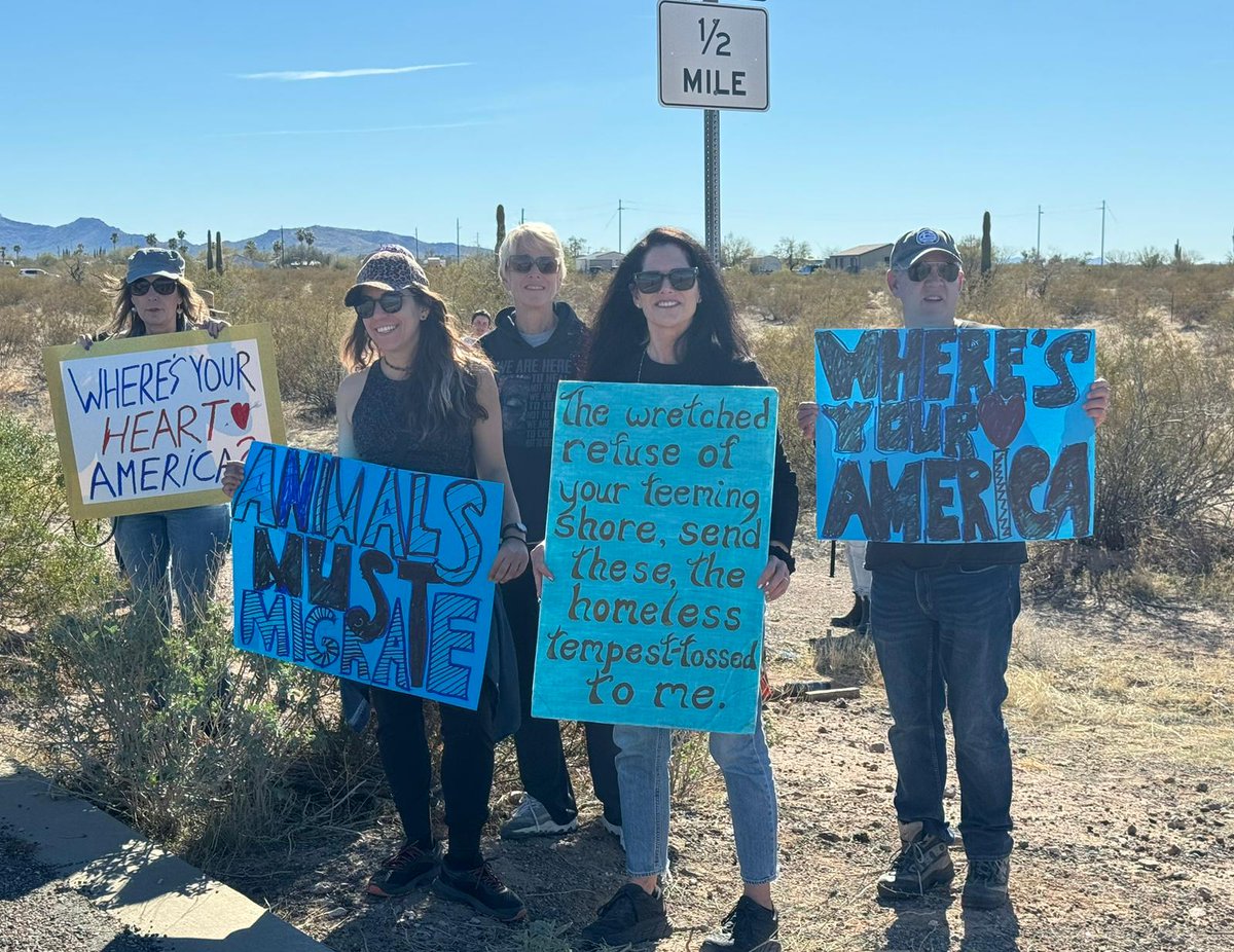 WitnessBorder's tweet photo. Compassionate Action for the Right to Migrate, Why Border Station, Ajo AZ. #MLKDay #SaveAsylum #WelcomeWithDignity https://t.co/4vqMYtsS6H