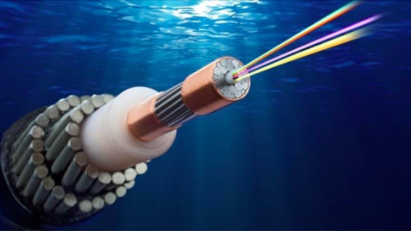 Anphu22789's tweet photo. Việt Nam sẽ có thêm 2 - 4 tuyến cáp viễn thông quốc tế

Đến năm 2025, Việt Nam nằm trong nhóm 20 nước dẫn đầu thế giới về chuyển đổi Internet sang IPv6; 100% các khu công nghệ cao, trung tâm nghiên cứu, phát triển, đổi mới sáng tạo có tốc độ Internet tối thiểu lGb/s; đầu tư thêm 2-4 tuyến cáp viễn thông quốc tế…

Phó Thủ tướng Trần Lưu Quang vừa ký Quyết định số 36/QĐ-TTg quy hoạch hạ tầng thông tin và truyền thông thời kỳ 2021-2030, tầm nhìn đến năm 2050.
Định hướng phát triển mạng bưu chính đồng bộ, hiện đại, gắn kết giữa thế giới thực và thế giới số, trở thành một trong những hạ tầng thiết yếu của quốc gia và của nền kinh tế số.
Đến năm 2025, Việt Nam nằm trong nhóm 20 nước dẫn đầu thế giới về chuyển đổi Internet sang IPv6. Mạng viễn thông băng rộng bảo đảm dung lượng lớn, tốc độ cao, công nghệ hiện đại, hạ tầng Internet vạn vật (IoT) được tích hợp rộng rãi bảo đảm phát triển hài hòa, phục vụ tốt chuyển đổi số, Chính phủ số, kinh tế số, xã hội số và an ninh - quốc phòng.
Ngoài ra, phấn đấu đến năm 2025 đạt 100% các khu công nghệ cao, khu công nghệ thông tin tập trung, trung tâm nghiên cứu, phát triển, đổi mới sáng tạo có thể truy nhập Internet với tốc độ tối thiểu lGb/s; thực hiện triển khai, đầu tư thêm 2-4 tuyến cáp viễn thông quốc tế.
Đối với hạ tầng trung tâm dữ liệu và điện toán đám mây, hình thành các trung tâm dữ liệu quy mô lớn, theo tiêu chuẩn xanh, bám sát quy hoạch vùng năng lượng; bảo đảm các trung tâm dữ liệu được kết nối đồng bộ, dữ liệu liên thông và có khả năng dự phòng lẫn nhau, thúc đẩy phát triển công nghiệp dữ liệu lớn; nâng cao hiệu suất và khai thác hiệu quả các trung tâm dữ liệu hiện có.
Yêu cầu đặt ra là đến năm 2025 hình thành và triển khai các trung tâm dữ liệu quốc gia là hạ tầng phục vụ các cơ sở dữ liệu quốc gia, cơ sở dữ liệu dùng chung khác theo quy định của pháp luật; hình thành tối thiểu 03 cụm trung tâm dữ liệu đa mục tiêu cấp quốc gia; hình thành các cụm trung tâm dữ liệu đa mục tiêu cấp vùng.
Quy hoạch hạ tầng thông tin và truyền thông cũng nêu rõ mục tiêu: 100% cơ quan thuộc Chính phủ dùng hệ sinh thái điện toán đám mây phục vụ Chính phủ số và 70% doanh nghiệp Việt Nam sử dụng dịch vụ điện toán đám mây do doanh nghiệp trong nước cung cấp.
Quy hoạch đưa ra mục tiêu đến năm 2050, hạ tầng thông tin và truyền thông bảo đảm: Tăng cường thông minh dựa trên dữ liệu và các công nghệ mới; Xanh, thích ứng với biến đổi khí hậu; Bao phủ, kết nối đa tầng không gian (mặt nước, lòng nước, mặt đất, lòng đất, vùng trời) và đa chiều giữa các tầng; Hợp nhất an toàn toàn bộ thế giới vật lý với thế giới số nhằm thích ứng trước mọi biến động phức tạp, khẩn cấp; mở rộng không gian hoạt động; đáp ứng phát triển bền vững mọi mặt đời sống chính trị, kinh tế, xã hội, môi trường, an ninh, quốc phòng.
Quy hoạch mạng bưu chính có tính dự phòng nhằm bảo đảm chuỗi cung ứng toàn vẹn, không đứt gẫy trong mọi trường hợp khẩn cấp; phấn đấu đến năm 2030 xây dựng 3-5 Trung tâm Bưu chính khu vực trên cả nước; năng lực khai thác bình quân của Trung tâm Bưu chính đạt trên 15.750 tấn bưu gửi/ngày. Các Trung tâm Bưu chính vùng có năng lực khai thác bình quân trên 5.000 tấn bưu gửi/ngày...