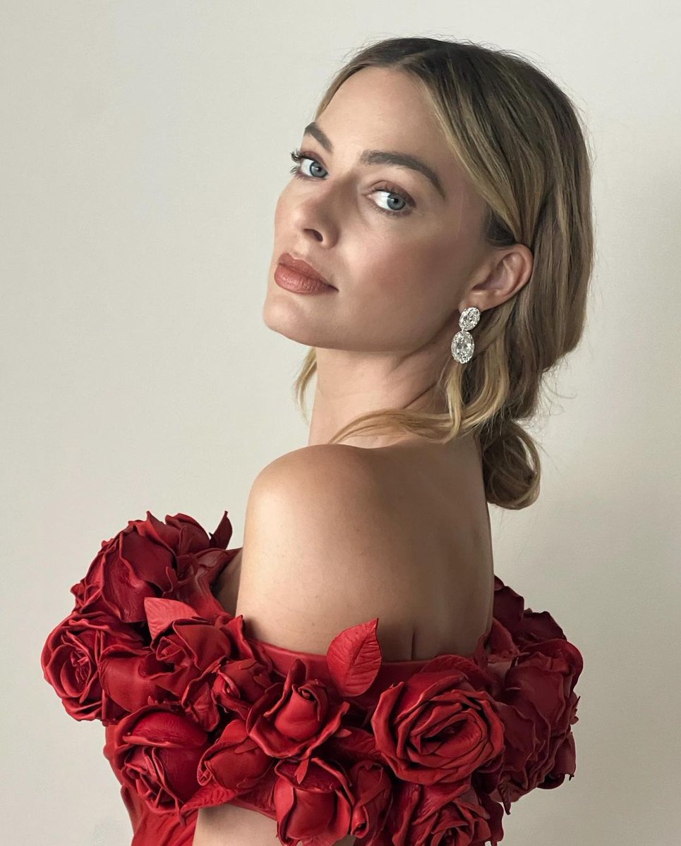 looks da margot robbie inspirados em bonecas #barbie; a thread.