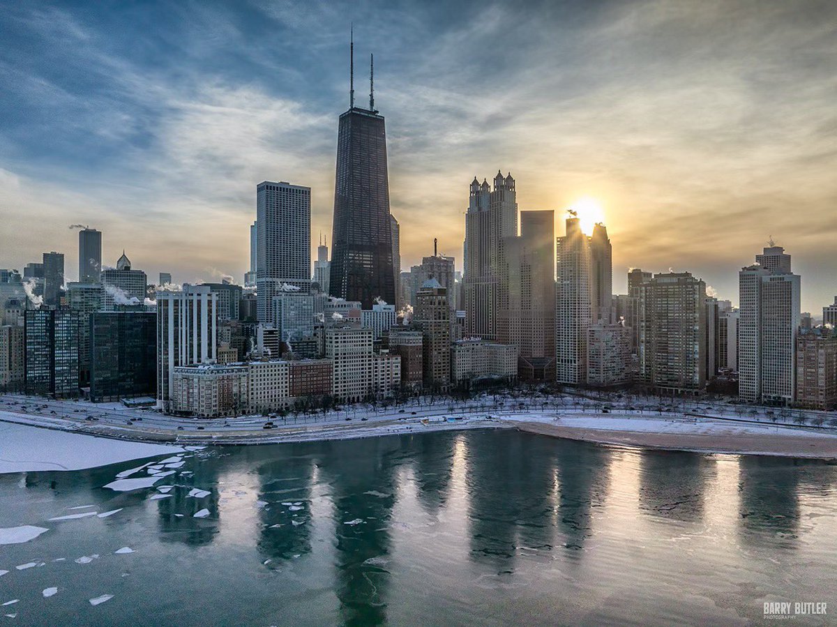 Goodbye steam fog, hello frozen lake.  Things are freezing along the lakeshore at day's end today in Chicago.  #weather #news #chicago #ilwx