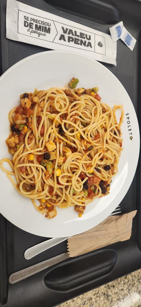 Aprendi com uma amiga (que hj em dia n quiz mais minha amizade) a comer no spoleto nhan nhan qie delicia