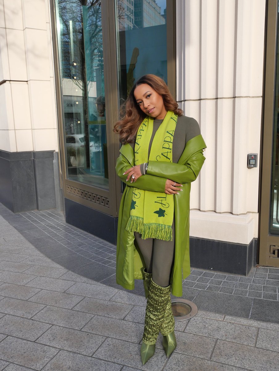 MayaAngelle's tweet photo. Pretty girl holiday 🩷💚 https://t.co/M3Wcq5CZik