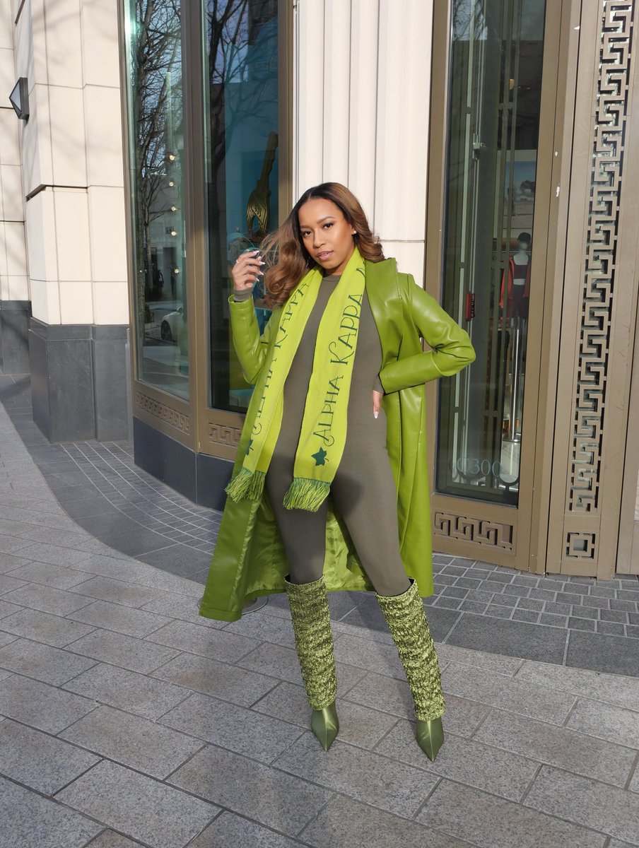 MayaAngelle's tweet photo. Pretty girl holiday 🩷💚 https://t.co/M3Wcq5CZik