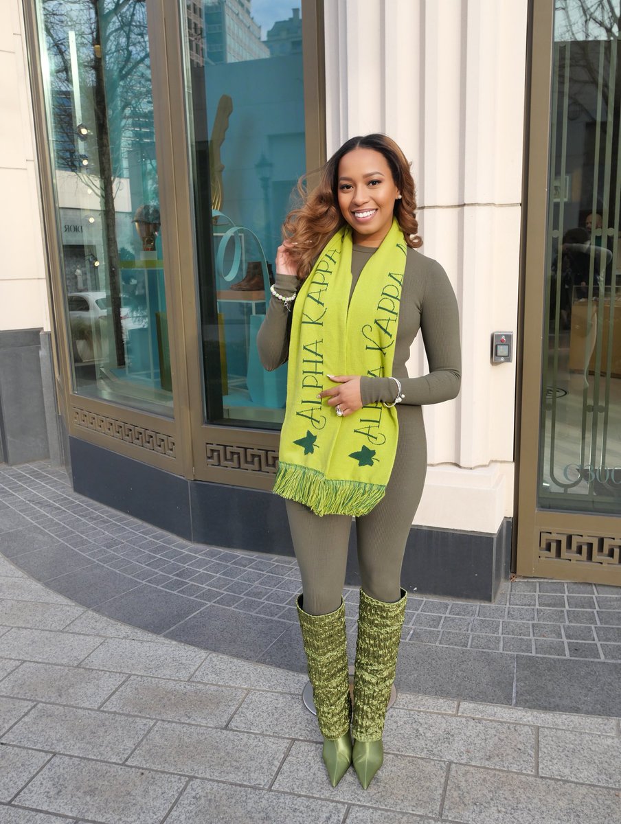 MayaAngelle's tweet photo. Pretty girl holiday 🩷💚 https://t.co/M3Wcq5CZik