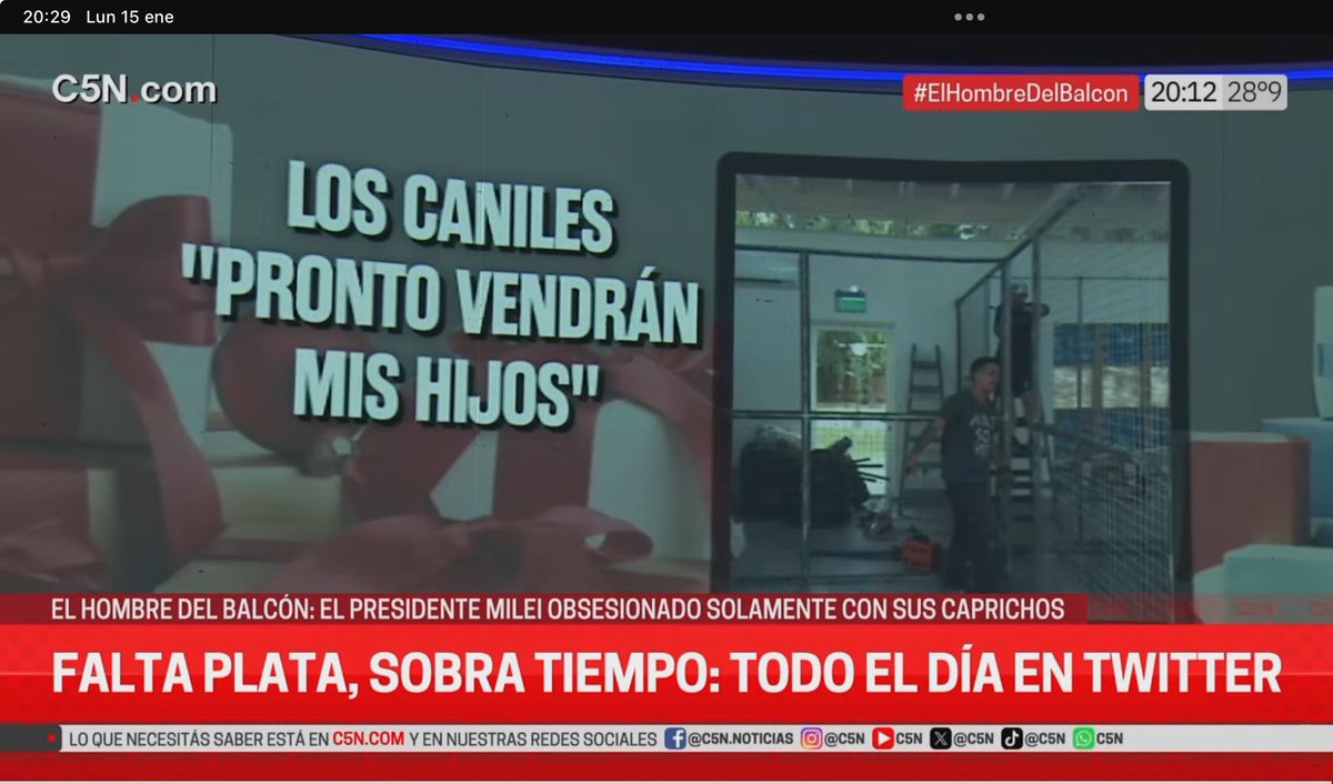 roberlen's tweet photo. Hace rato que deje de ver este antiK ridículo pastor de Alfonsin, hoy lo puse para ver que temas serios esta tratando, aguanté 25 minutos haciendole el juego de Milei, hablando de boludeces, mientras, como dijo Cristina, pasan los elefantes x atras. Puse RT https://t.co/HjzsOqNi1R