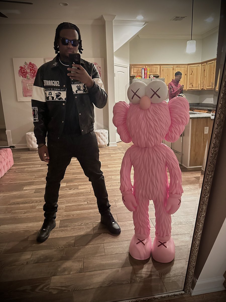 OfficialPNutt's tweet photo. I’ma true independent, you niggas should listen. I went broke a thousand times to invest in my business 💰🎸🖤 #ForeverGC https://t.co/Qv6aCz1Zh5