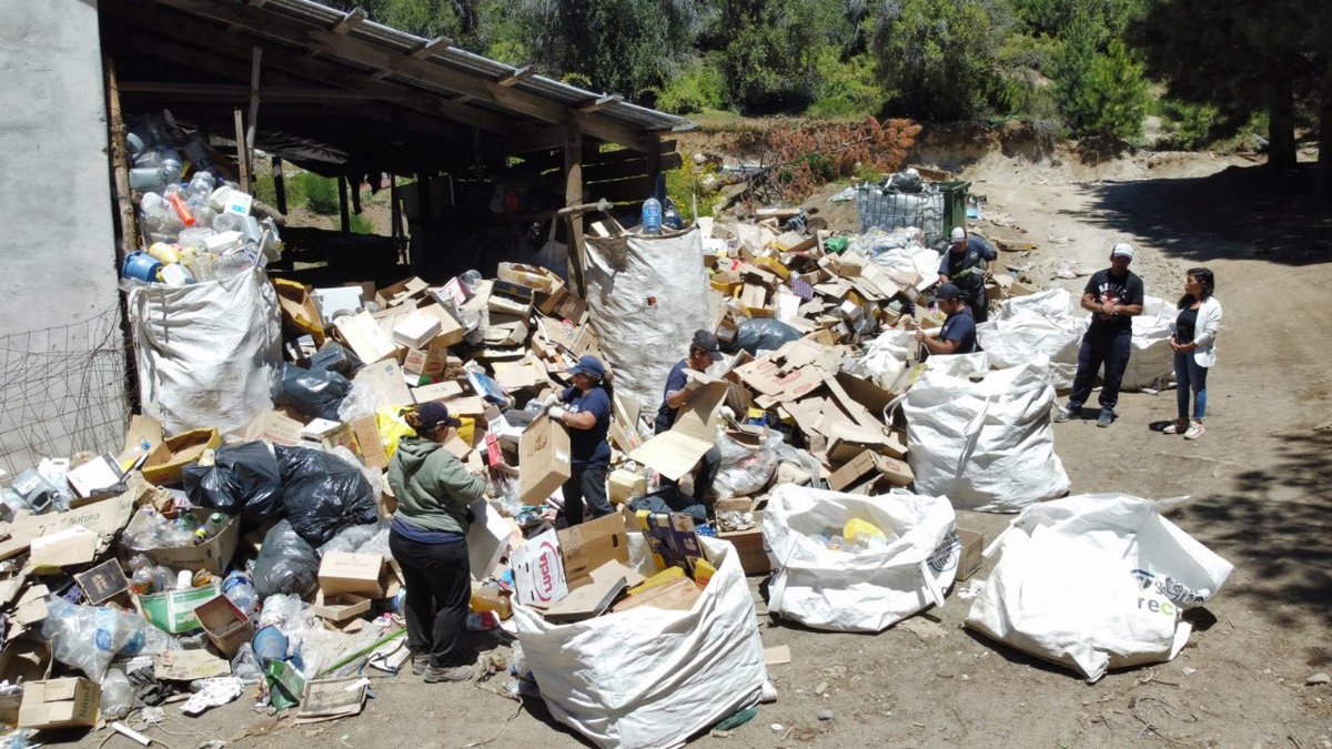 PrensaPehuenia's tweet image. Noticias Eco - amigables! 🌱♻️

Gracias a la cooperación con "Manos a la obra, recicladores de Zapala," logramos retirar 6 toneladas de reciclables en Villa Pehuenia Moquehue. 

Nota completa: acortar.link/Hj5J3b

#VillaPehueniaMoquehue #ReciclajeResponsable #EcoFriendly