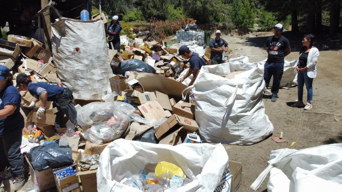 PrensaPehuenia's tweet image. Noticias Eco - amigables! 🌱♻️

Gracias a la cooperación con "Manos a la obra, recicladores de Zapala," logramos retirar 6 toneladas de reciclables en Villa Pehuenia Moquehue. 

Nota completa: acortar.link/Hj5J3b

#VillaPehueniaMoquehue #ReciclajeResponsable #EcoFriendly