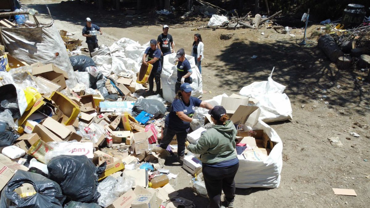 PrensaPehuenia's tweet image. Noticias Eco - amigables! 🌱♻️

Gracias a la cooperación con "Manos a la obra, recicladores de Zapala," logramos retirar 6 toneladas de reciclables en Villa Pehuenia Moquehue. 

Nota completa: acortar.link/Hj5J3b

#VillaPehueniaMoquehue #ReciclajeResponsable #EcoFriendly