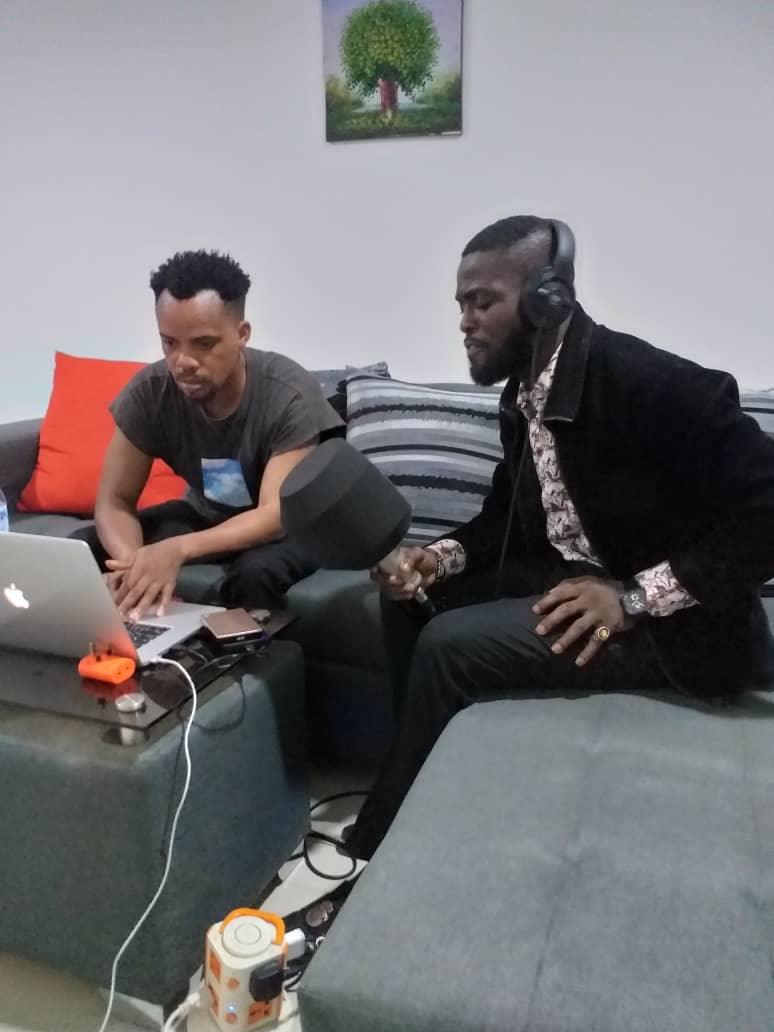 friskyblaq_'s tweet photo. So happy to see my brothers again @Majorklassic1 & @Skinyboi omoh! this year go sweet♥️♥️
#firstpictureoftheyear #frinatata https://t.co/kOWznXon9v