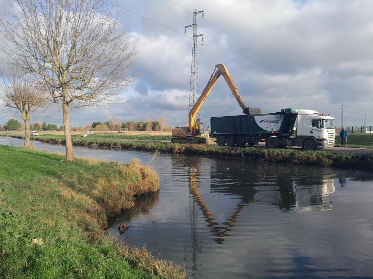 Prefet62's tweet photo. Les sous-préfets d'arrondissement sont aux côtés des élus et sur le terrain, comme aujourd'hui à #Audruicq, #HamesBoucres et #Elnes, pour suivre les travaux d'urgence mis en oeuvre à la suite des inondations intenses ayant touché le #PasDeCalais ces dernières semaines. https://t.co/4AJovGv8IU