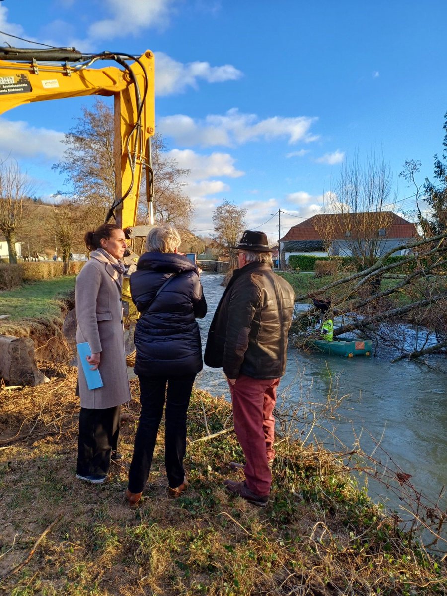 Prefet62's tweet photo. Les sous-préfets d'arrondissement sont aux côtés des élus et sur le terrain, comme aujourd'hui à #Audruicq, #HamesBoucres et #Elnes, pour suivre les travaux d'urgence mis en oeuvre à la suite des inondations intenses ayant touché le #PasDeCalais ces dernières semaines. https://t.co/4AJovGv8IU