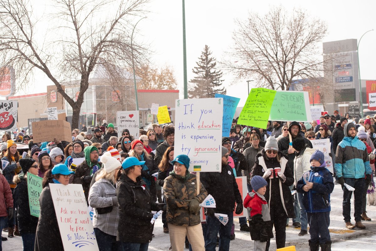 Want to support the teachers at demonstration sites tomorrow? Here's a listing of locations throughout the province: bit.ly/STFJan16Locati…

It's going to be frosty, so bundle up! ❄️🧣🧤