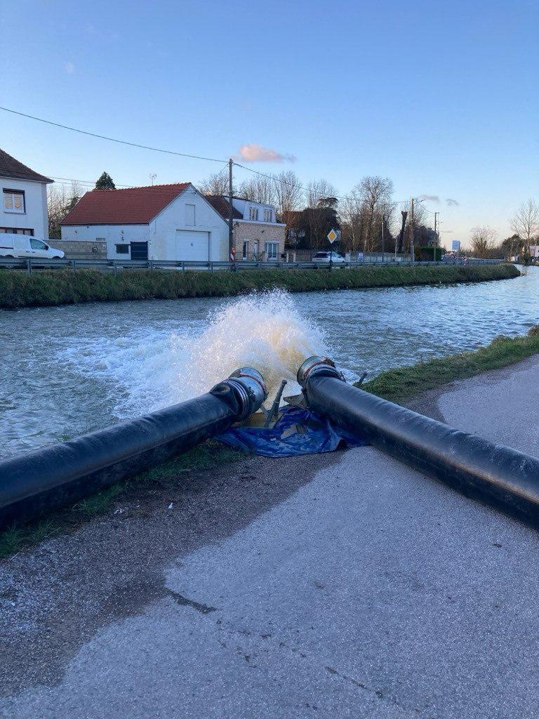 Prefet62's tweet photo. Les sous-préfets d'arrondissement sont aux côtés des élus et sur le terrain, comme aujourd'hui à #Audruicq, #HamesBoucres et #Elnes, pour suivre les travaux d'urgence mis en oeuvre à la suite des inondations intenses ayant touché le #PasDeCalais ces dernières semaines. https://t.co/4AJovGv8IU