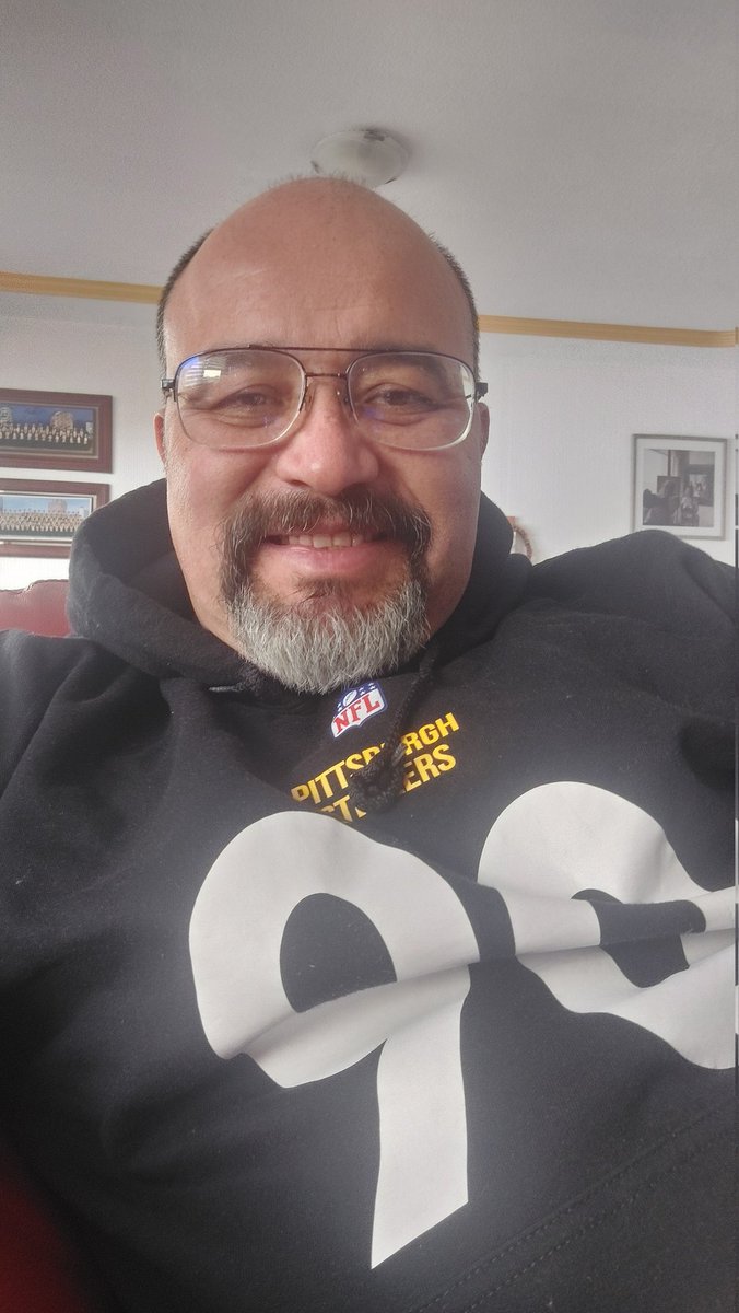 Renebv's tweet photo. Go Steelers!, un día cualquiera en la oficina https://t.co/8fvZ1KzaIz