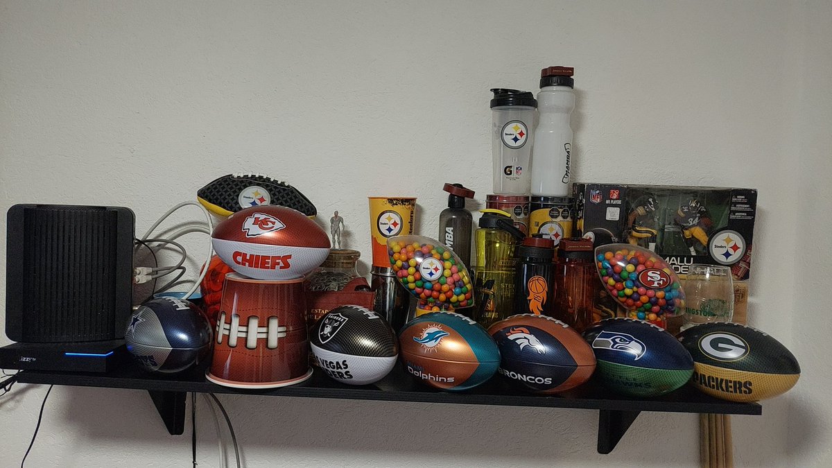 Renebv's tweet photo. Go Steelers!, un día cualquiera en la oficina https://t.co/8fvZ1KzaIz