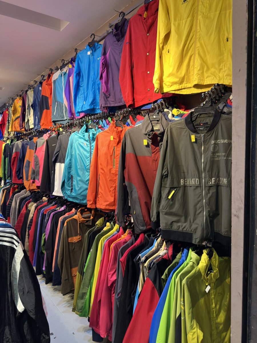 AmriRadzali's tweet image. mountain jacket penuh rack dh ni..kata nk gorpcore style , anorak pn ada selai 2 ..maree singgah 😁 #gorpcore #mountainjacket #waterproofjacket