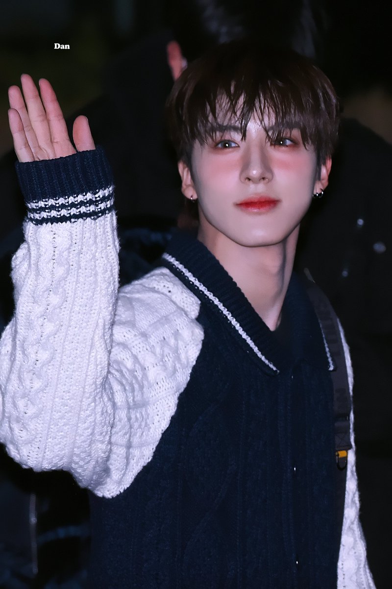 eric_12S2's tweet photo. 240112 
에릭이는 도대체 무슨 톤일까...
쿨톤임? 웜톤임?
아니면 내가평생완주하지못할사랑의마라톤임?
아니면 내인생에뛰어튼행복일톤임?
아니면 내인생의달달한메가톤임?
#더보이즈 #THEBOYZ 
#에릭 #ERIC #손영재 https://t.co/EL40jTtl1U