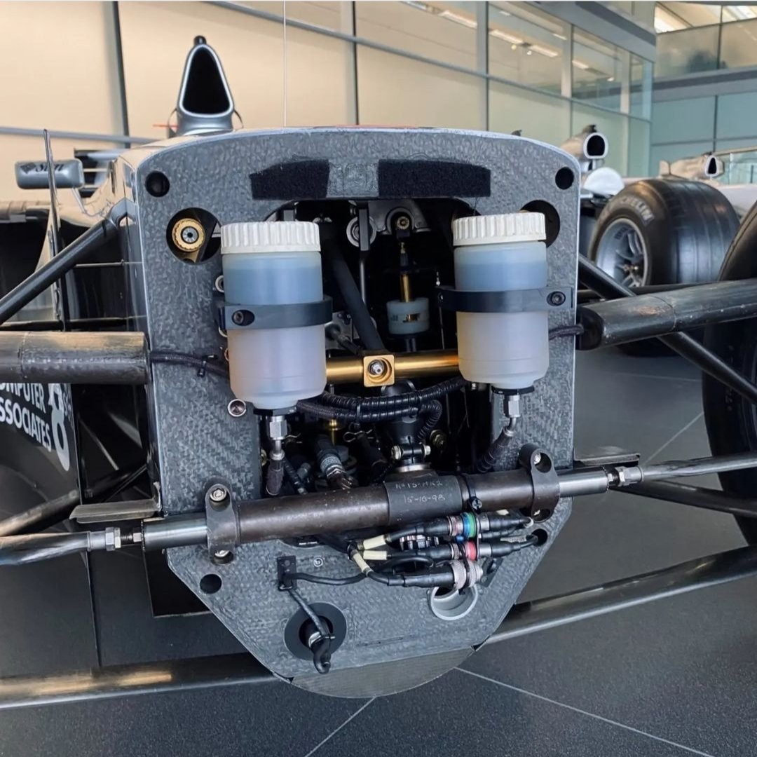 ScarbsTech's tweet photo. MP4-13 inboard suspension detail. Note the offset steering column/rack to clear the anti roll bar.
#F1 #F1Tech 
📸 @McLarenF1 https://t.co/yya4ohU5Iz