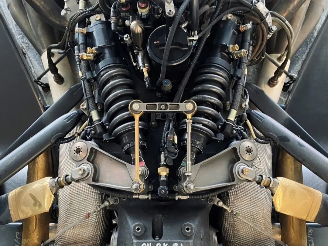 ScarbsTech's tweet photo. MP4-13 inboard suspension detail. Note the offset steering column/rack to clear the anti roll bar.
#F1 #F1Tech 
📸 @McLarenF1 https://t.co/yya4ohU5Iz