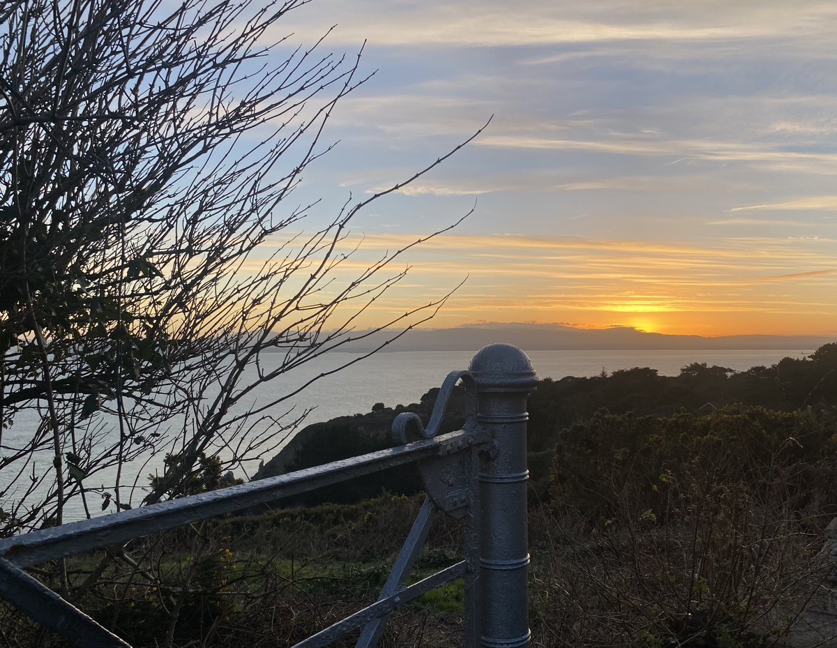 cubistsofa's tweet photo. Howth was part of todays walk and drive! #100daysofwalking  #sunset #howth https://t.co/RfLf0tdEJu