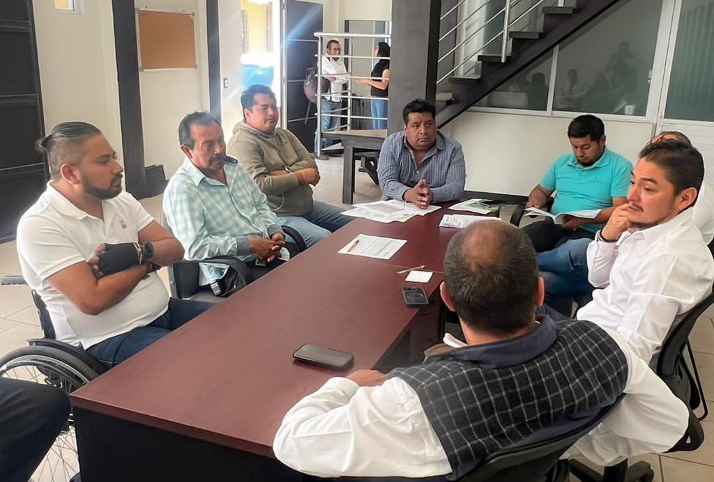 PROPAEO_OAX's tweet photo. Se reúne el titular de la @PROPAEO_OAX, @macevedo72 con Alejandro Luján, Presidente Municipal de #Tlalixtac de Cabrera y su Cabildo, para atender temas en materia ambiental y de disposición de residuos
@GobOax https://t.co/3XGTAIjSmj