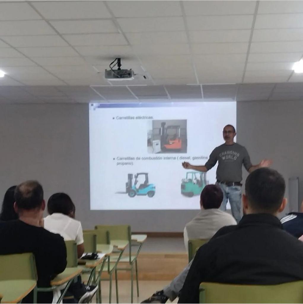 iesjosezerpa's tweet photo. FORMACIÓN PARA OBTENCIÓN CARNET CARRETILLERO/A. Entre los días 18 y 21 de diciembre se ha llevado a cabo la formación para la obtención de carnet de carretillero/a organizada por el Departamento de Comercio y Marketing.
#fpinnova #FP https://t.co/JWd9rpl5VM