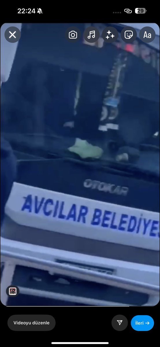 Bize gelince Bu araçlar cenaze ve diğer elzem amaçlar için kullanıldığını söyleyen Avcılar belediyesi. fenerbahçe taraftar gruplarını taşıyor. 
Seçim için mi ? 
<a href="/avcilarbel/">Avcılar Belediyesi</a> 
<a href="/TuranHancerli/">Av. Turan Hançerli</a>