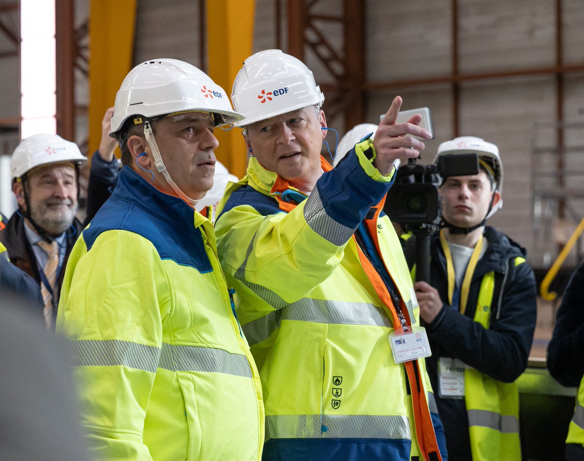 xursat's tweet photo. Décarboner l'économie passe par le nucléaire actuel et futur. A Gravelines le programme EPR2 🇫🇷 aborde une nouvelle étape: la @CNDPDebatPublic annonce un débat public d'ici l'été pour 2 EPR2 et EDF confirme un approvisionnement stable &amp; compétitif en⚡️décarbonée à @ArcelorMittalF https://t.co/OZ9decSpwz