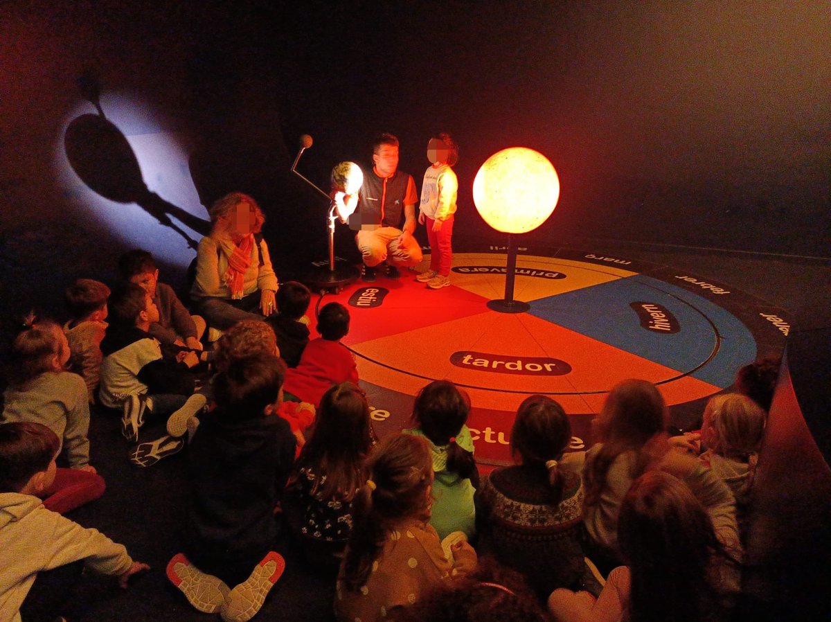 Els meteorits i els coets fem un viatge estel.lar al planetari bombolla del Cosmocaixa. 🪐💫☀️🌙