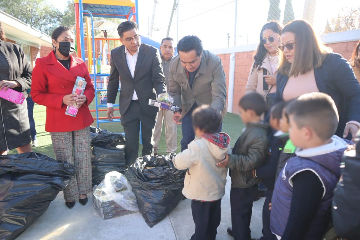 barraganpri's tweet photo. Iniciamos la semana en el J. N. Acalli donde entregamos plaza y modulo de juegos infantiles. En #SanMartínDeLasPirámides continuamos #HagamosComunidad. https://t.co/gLZLbnA2go