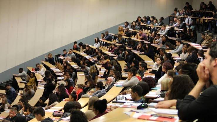 Üniversite öğrencilerinin %64'ü hocalarının ders anlatımını işlevsiz, derslerini ise verimsiz buluyor.  (TÜMA)