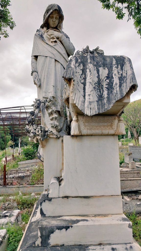 76ocando's tweet photo. Voy con un hilo de mi visita al cementerio General del Sur en Caracas, voy a realzar el arte presente en el mismo,  con importantes esculturas de artistas Italianos hechas en marmol de carrara, algunas como ésta sin autor conocido, a mi juicio una de las mejores que vi. https://t.co/qI9cRlCBQa