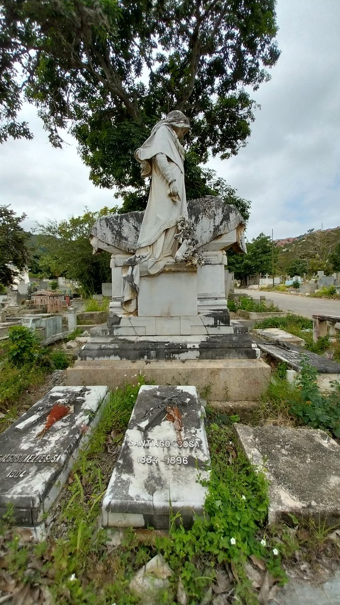 76ocando's tweet photo. Voy con un hilo de mi visita al cementerio General del Sur en Caracas, voy a realzar el arte presente en el mismo,  con importantes esculturas de artistas Italianos hechas en marmol de carrara, algunas como ésta sin autor conocido, a mi juicio una de las mejores que vi. https://t.co/qI9cRlCBQa