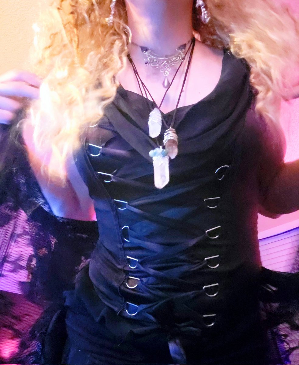HellaDVil's tweet photo. "Love BITES", she says..
Hella is waking up again, and soon coming to a @FetchNW near you ππ
#HellaDVil https://t.co/eAOxtrnXlJ