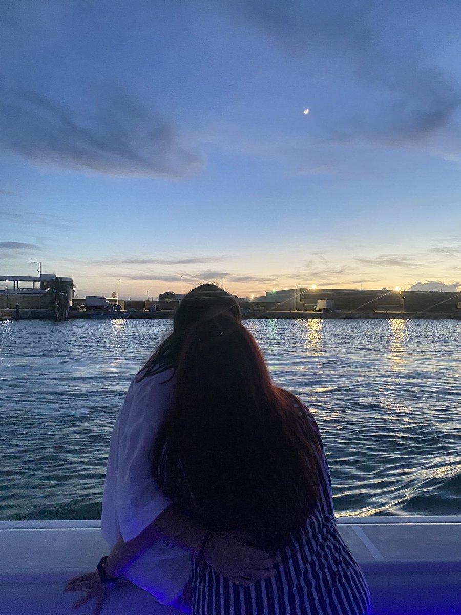 reginavela2's tweet photo. hace 1 año conocí a mi persona favorita y la vida se hizo más bonita❤️‍🩹 https://t.co/v17rlXQMXD
