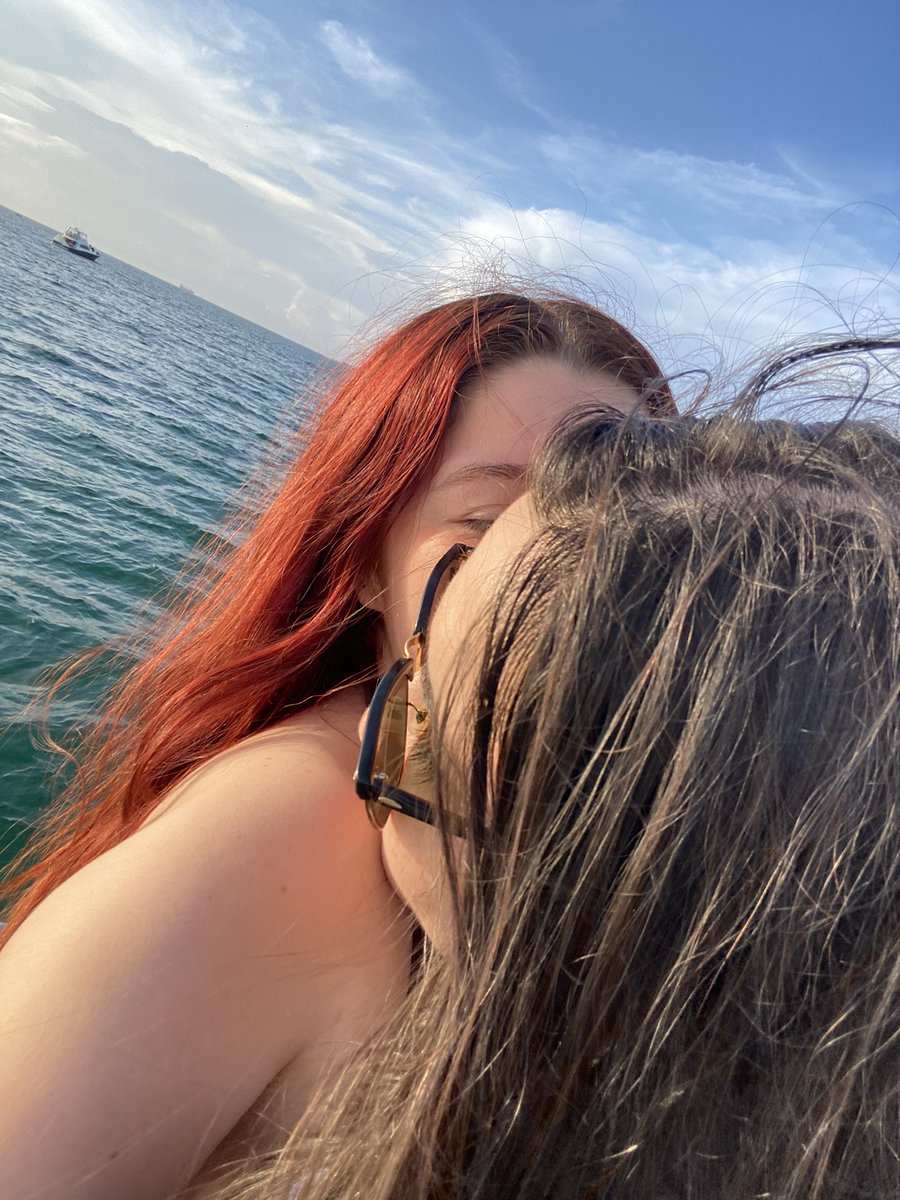 reginavela2's tweet photo. hace 1 año conocí a mi persona favorita y la vida se hizo más bonita❤️‍🩹 https://t.co/v17rlXQMXD