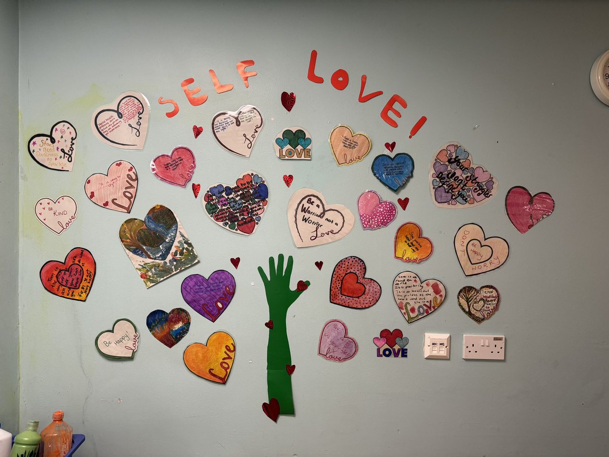 The ladies have been working hard on their self love tree! Positive messages of hope to each other ❤️ #TeamWeaver <a href="/LauratomkinsB/">LauraTomkins_bridge</a> <a href="/ruth_haley74582/">Ruth Haley</a> <a href="/_jesscullen/">Jessica Cullen</a>